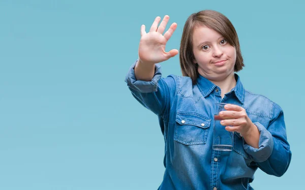 Mulher Adulta Jovem Com Síndrome Beber Água Sobre Fundo Isolado — Fotografia de Stock