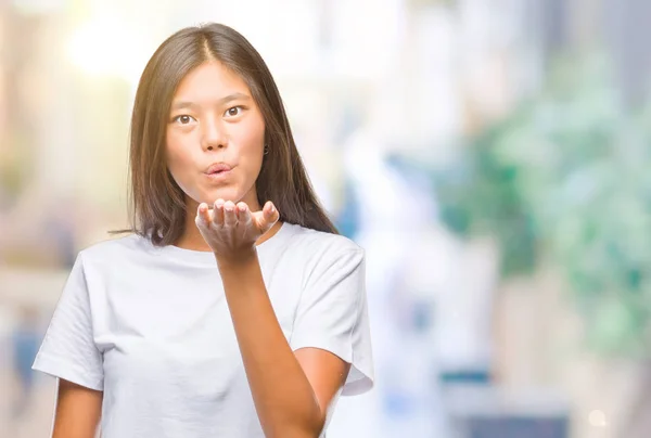 Joven Mujer Asiática Sobre Fondo Aislado Mirando Cámara Soplando Beso — Foto de Stock