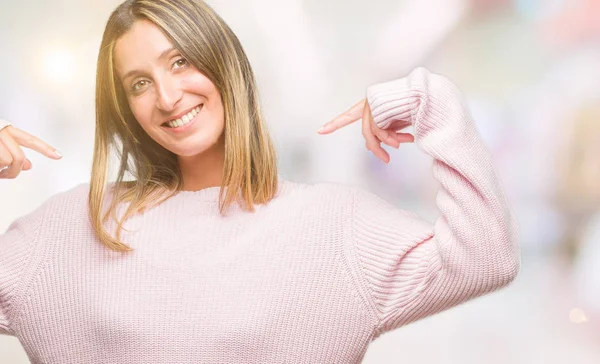 Junge Schöne Frau Trägt Winterpullover Über Isoliertem Hintergrund Und Sieht — Stockfoto