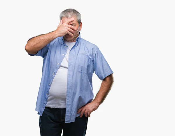 Hombre Mayor Guapo Sobre Fondo Aislado Asomándose Conmoción Cubriendo Cara —  Fotos de Stock