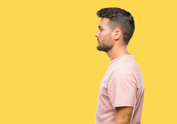 Jovem Homem Bonito Sobre Fundo Isolado Olhando Para Lado Relaxar — Fotografia de Stock