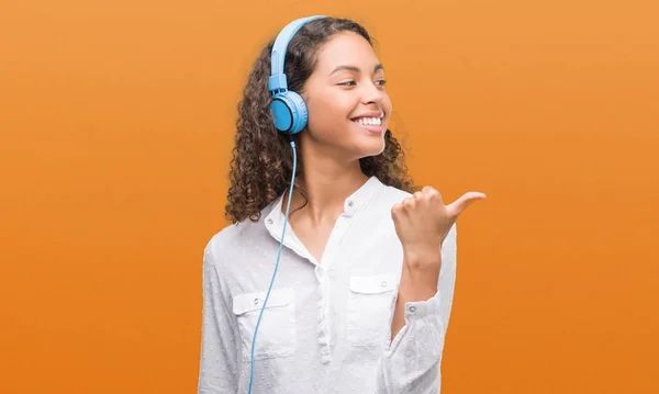 Fiatal Spanyol Fárasztó Fejhallgató Mutató Hüvelykujjával Akár Boldog Arc Mosolyogva — Stock Fotó