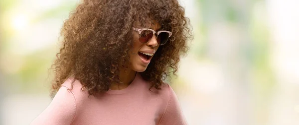 Mujer Afroamericana Con Gafas Sol Rosas Con Mano Estómago Porque —  Fotos de Stock