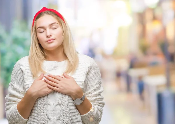 Mujer Caucásica Joven Con Suéter Invierno Sobre Fondo Aislado Sonriendo — Foto de Stock