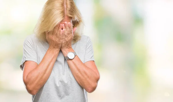 中年金发女人在孤立的背景下 悲伤的表情覆盖脸与手 抑郁症概念 — 图库照片