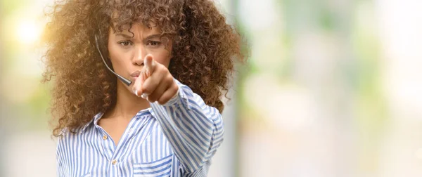 Afro Americano Operador Centro Llamadas Mujer Señalando Con Dedo Cámara — Foto de Stock