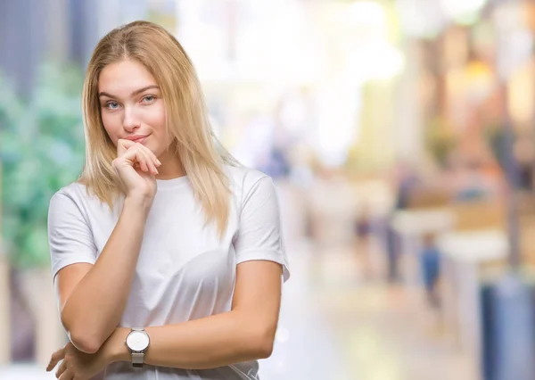 Mujer Caucásica Joven Sobre Fondo Aislado Mirando Confiado Cámara Con — Foto de Stock