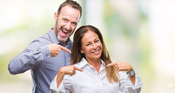 Medelåldern Hispanic Business Par Över Isolerade Bakgrund Söker Trygg Med — Stockfoto