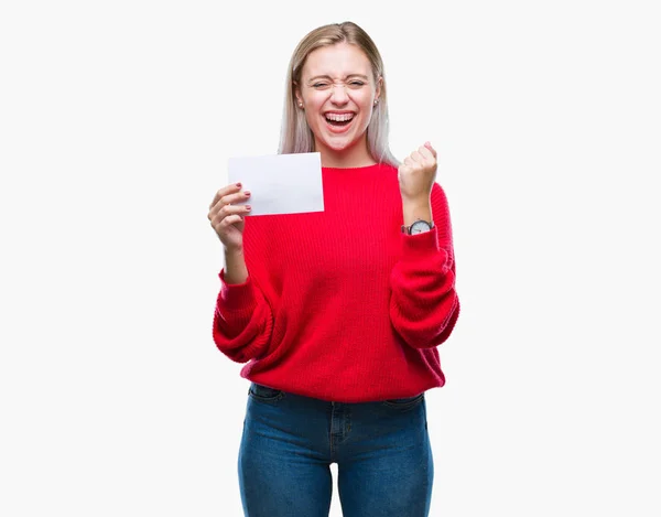 Unga Blonda Kvinnan Hålla Blankt Papperskort Över Isolerade Bakgrund Skrek — Stockfoto
