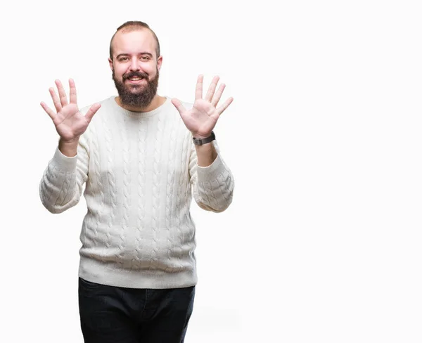 年轻的高加索嬉皮士男子穿着冬季毛衣在孤立的背景显示和手指指向数字十 而微笑着自信和快乐 — 图库照片