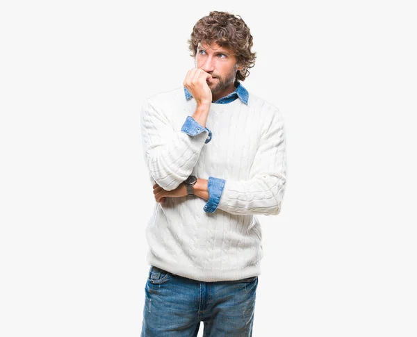 英俊的拉美裔男子模型穿着冬季毛衣在孤立的背景下看紧张和紧张与手在嘴咬指甲 焦虑问题 — 图库照片