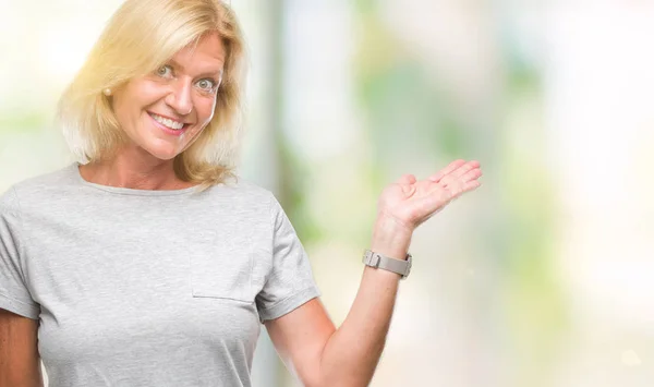 Mujer Rubia Mediana Edad Sobre Fondo Aislado Sonriendo Alegre Presentando — Foto de Stock