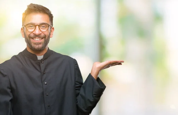 Adult Spansktalande Katolsk Präst Mannen Över Isolerade Bakgrund Leende Glada — Stockfoto