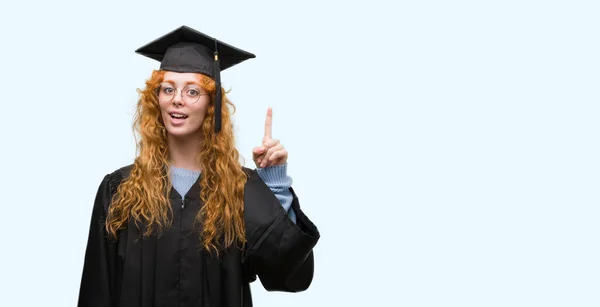 Joven Estudiante Pelirroja Vestida Con Uniforme Graduado Sorprendida Con Una — Foto de Stock