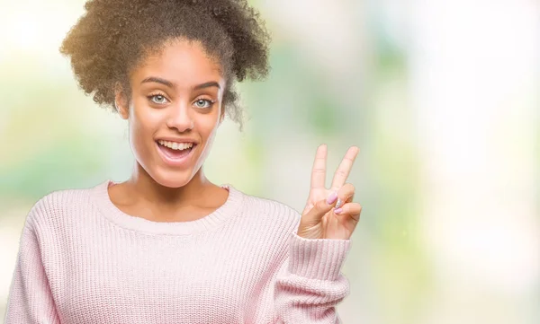 Joven Mujer Afroamericana Vistiendo Suéter Invierno Sobre Fondo Aislado Sonriendo —  Fotos de Stock