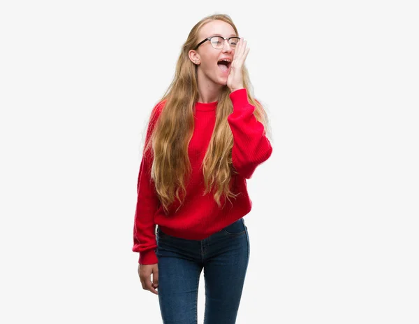 金发少女穿着红色的毛衣大喊和尖叫大声地与手在嘴上 沟通理念 — 图库照片