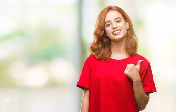 Joven Hermosa Mujer Sobre Fondo Aislado Haciendo Pulgares Felices Gesto —  Fotos de Stock