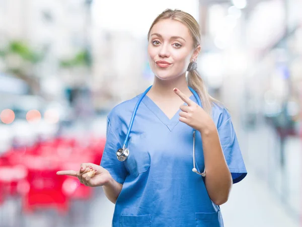 Joven Cirujana Rubia Doctora Sobre Fondo Aislado Sonriendo Mirando Cámara — Foto de Stock