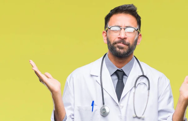 Hombre Médico Hispano Adulto Sobre Fondo Aislado Expresión Despistada Confusa — Foto de Stock