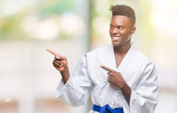 Młody Człowiek African American Białym Tle Nosi Kimono Uśmiechając Się — Zdjęcie stockowe