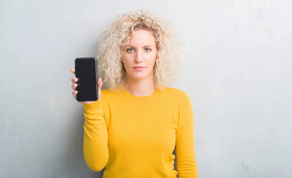 Jonge Blonde Vrouw Grunge Achtergrond Leeg Scherm Van Een Smartphone — Stockfoto