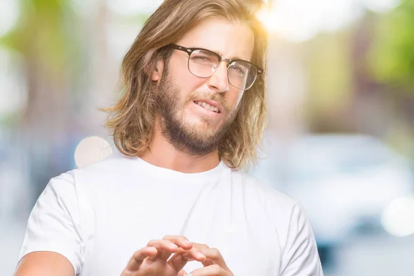 Homem Bonito Jovem Com Cabelos Longos Vestindo Óculos Sobre Fundo — Fotografia de Stock