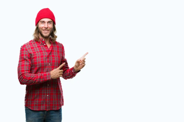 Homem Bonito Jovem Com Cabelos Longos Vestindo Tampa Vermelha Sobre — Fotografia de Stock