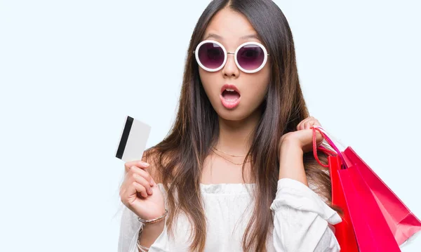 Jonge Aziatische Vrouw Houdt Boodschappentassen Verkoop Geïsoleerde Achtergrond Bang Schok — Stockfoto