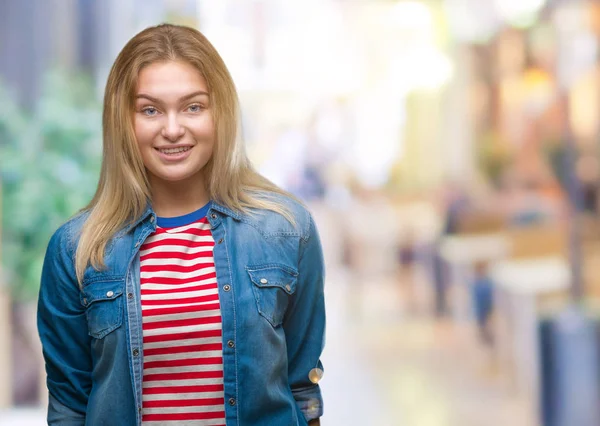 Jonge Kaukasische Vrouw Geïsoleerde Achtergrond Met Een Gelukkig Cool Glimlach — Stockfoto