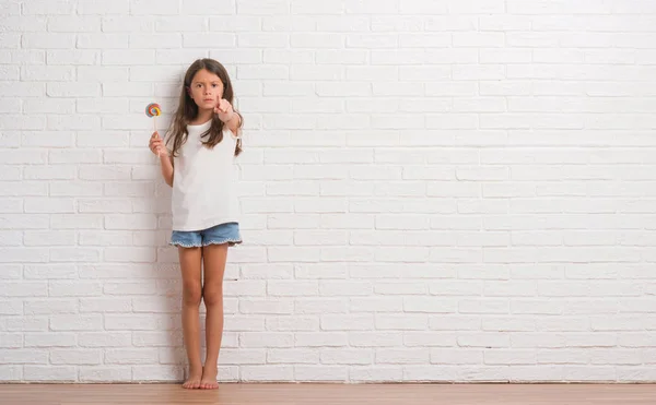 Niño Hispano Joven Sobre Pared Ladrillo Blanco Comiendo Caramelos Piruleta —  Fotos de Stock