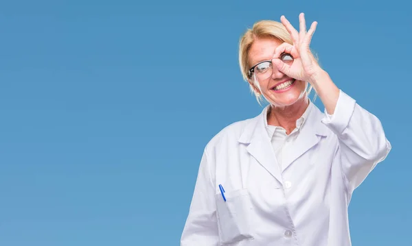 Medioevo Donna Bionda Terapeuta Indossa Cappotto Bianco Sfondo Isolato Facendo — Foto Stock