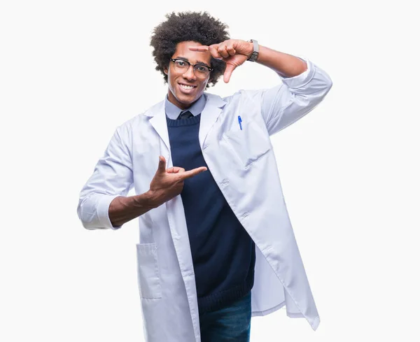 Médico Afro Americano Cientista Homem Sobre Fundo Isolado Sorrindo Fazendo — Fotografia de Stock