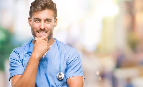 Jonge Knappe Dokter Chirurg Man Geïsoleerde Achtergrond Zoek Vertrouwen Camera — Stockfoto