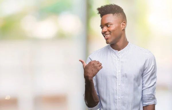 Молодий Афроамериканець Людиною Над Ізольованих Фон Посміхається Щасливим Обличчям Дивлячись — стокове фото