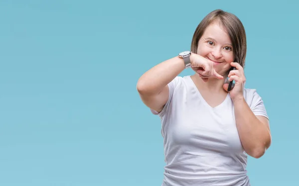 年轻的成年妇女与唐综合征采取使用智能手机在孤立的背景下非常高兴的手指与手和指头 — 图库照片