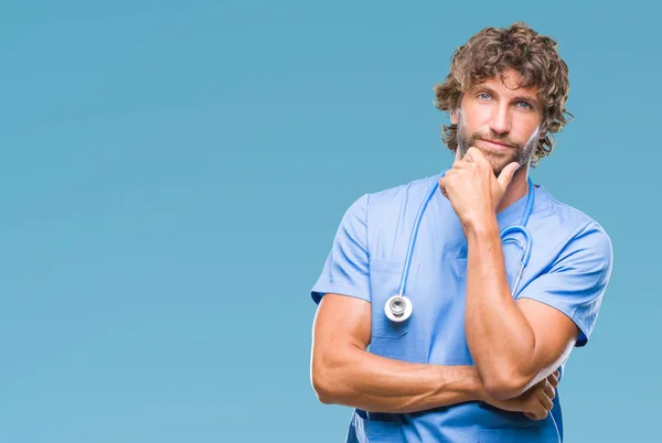 Bonito Cirurgião Hispânico Homem Médico Sobre Fundo Isolado Olhando Confiante — Fotografia de Stock