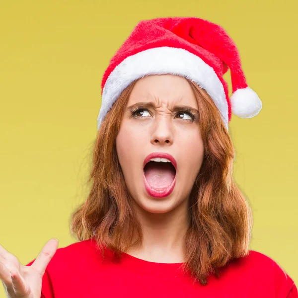 狂気と叫ぶと積極的な表現と腕を上げると叫んで怒ってクリスマス帽子をかぶっている孤立した背景に若くてきれいな女性 欲求不満のコンセプト — ストック写真