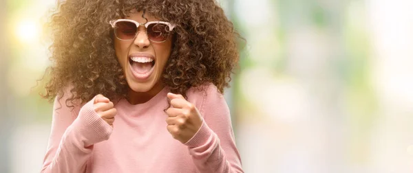 African American Vrouw Draagt Roze Zonnebril Enthousiast Voor Succes Met — Stockfoto