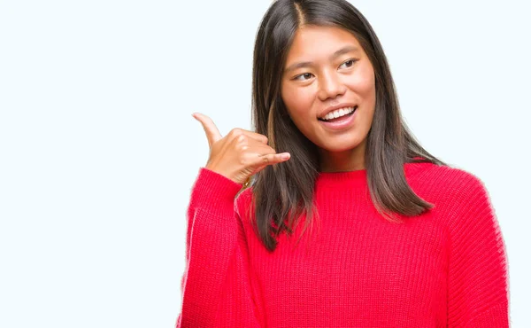 Mujer Asiática Joven Vistiendo Suéter Invierno Sobre Fondo Aislado Sonriendo —  Fotos de Stock