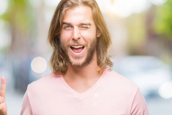 Homem Bonito Jovem Com Cabelos Longos Sobre Fundo Isolado Sorrindo — Fotografia de Stock