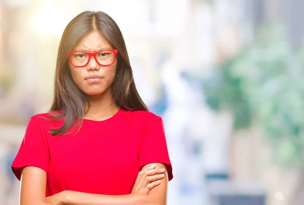 Jonge Aziatische Vrouw Bril Geïsoleerde Achtergrond Scepticus Nerveus Afkeurende Uitdrukking — Stockfoto