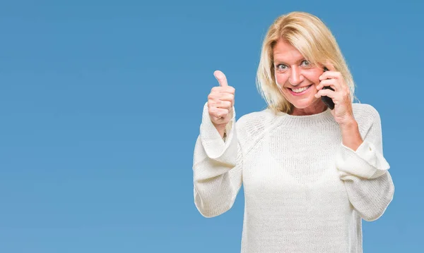 Średnim Wieku Kobieta Blonde Rozmowy Smartphone Białym Tle Szczęśliwy Uśmiechem — Zdjęcie stockowe