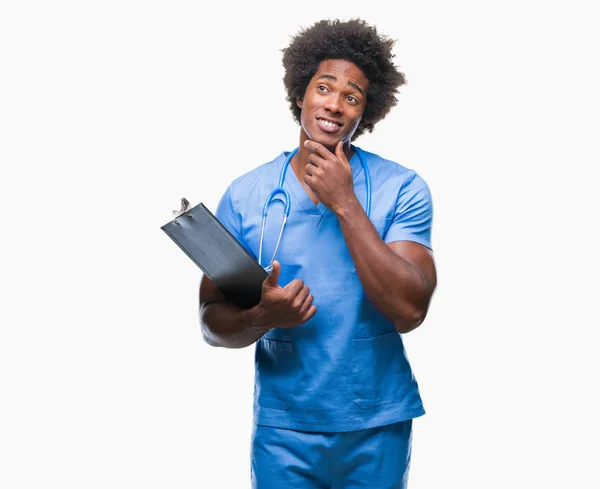 Afro Americký Chirurg Doktor Drží Schránky Člověka Nad Izolované Pozadí — Stock fotografie