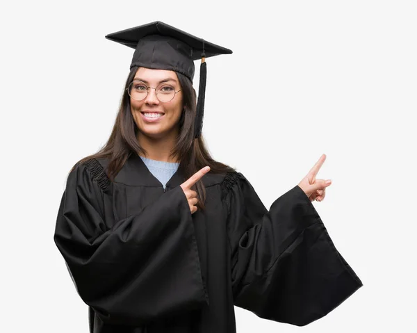 Jonge Spaanse Vrouw Die Afstudeerde Glb Uniforme Glimlachen Kijken Naar — Stockfoto