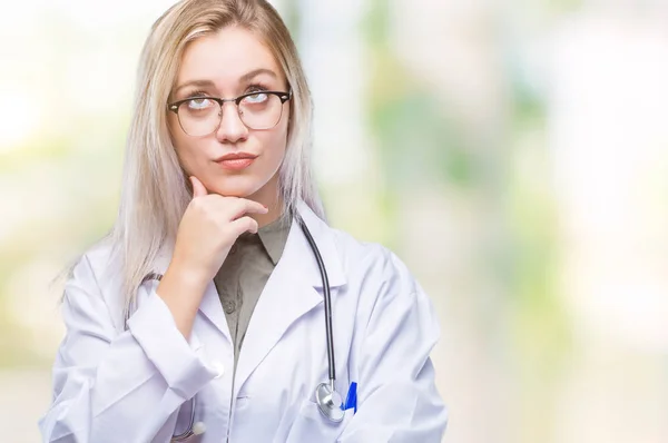 Ung Blond Läkare Kvinna Över Isolerade Bakgrund Med Hand Hakan — Stockfoto