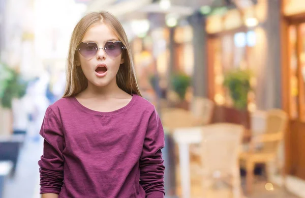 Menina Bonita Nova Usando Óculos Sol Sobre Fundo Isolado Com — Fotografia de Stock
