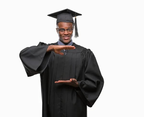 若者は メジャー シンボル兆し大きな 大きなサイズの手で身振りで示す分離の背景にアフリカ系アメリカ人を卒業しました カメラを見て笑っています 測定概念 — ストック写真