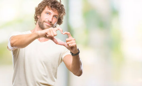 Bello Ispanico Modello Uomo Sfondo Isolato Sorridente Amore Mostrando Simbolo — Foto Stock