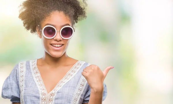 Joven Mujer Afroamericana Con Gafas Sobre Fondo Aislado Sonriendo Con — Foto de Stock