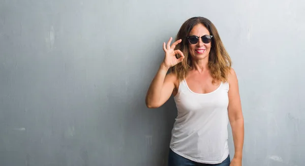 Mujer Hispana Mediana Edad Sobre Pared Gris Con Gafas Sol —  Fotos de Stock